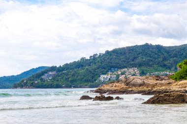 Güneydoğu Asya 'daki Güney Tayland' da Patong Sahili Kathu Bölgesi Phuket Adası Eyaleti 'nde turkuaz mavi su dalgaları ve kayalarla inanılmaz kayalık tropikal manzara manzarası..