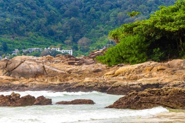 Güneydoğu Asya 'daki Güney Tayland' da Patong Sahili Kathu Bölgesi Phuket Adası Eyaleti 'nde turkuaz mavi su dalgaları ve kayalarla inanılmaz kayalık tropikal manzara manzarası..