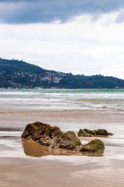Güneydoğu Asya 'daki Güney Tayland' da Patong Sahili Kathu Bölgesi Phuket Adası Eyaleti 'nde turkuaz mavi su dalgaları ve kayalarla inanılmaz kayalık tropikal manzara manzarası..