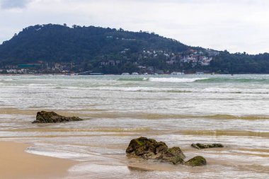 Güneydoğu Asya 'daki Güney Tayland' da Patong Sahili Kathu Bölgesi Phuket Adası Eyaleti 'nde turkuaz mavi su dalgaları ve kayalarla inanılmaz kayalık tropikal manzara manzarası..