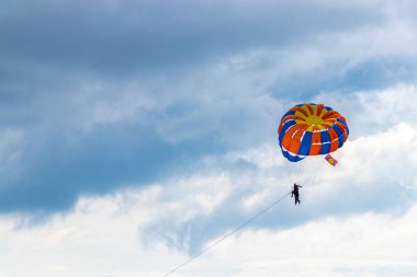 Kathu Phuket Tayland 17 numara. Ekim 2025 Patong Sahili Sahil Sahili Turizm ve parasailing Paraşüt Spor Aktivitesi Su Dalgaları ve Patong Phuket Tayland 'da bulutlar.