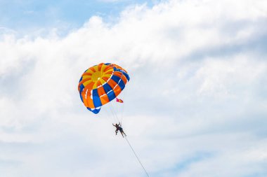 Kathu Phuket Tayland 17 numara. Ekim 2025 Patong Sahili Sahil Sahili Turizm ve parasailing Paraşüt Spor Aktivitesi Su Dalgaları ve Patong Phuket Tayland 'da bulutlar.