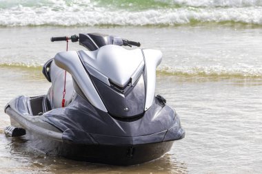 Kathu Phuket Tayland 17 numara. Ekim 2025 Güneydoğu Asya 'da Patong Sahili Kathu Bölgesi Phuket Adası Güney Tayland' da turistler için jet ski ve turkuaz mavi su.