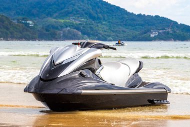 Kathu Phuket Tayland 17 numara. Ekim 2025 Güneydoğu Asya 'da Patong Sahili Kathu Bölgesi Phuket Adası Güney Tayland' da turistler için jet ski ve turkuaz mavi su.