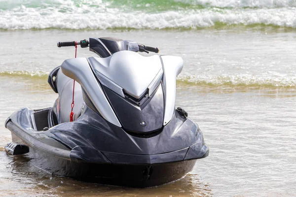 Kathu Phuket Tayland 17 numara. Ekim 2025 Güneydoğu Asya 'da Patong Sahili Kathu Bölgesi Phuket Adası Güney Tayland' da turistler için jet ski ve turkuaz mavi su.