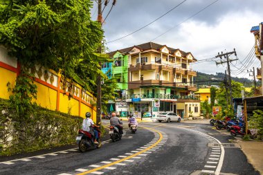 Kathu Phuket Tayland 08. Ekim 2025 Güneydoğu Asya 'da Patong Sahili' nde evleri olan yerel sokak yolu Kathu Bölgesi Phuket Adası Eyaleti Güney Tayland.
