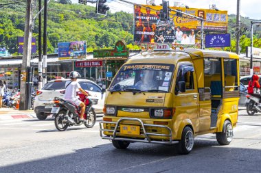 Kathu Phuket Tayland 13 numara. Ekim 2025 Sarı toplu taşıma aracı tuk tuk, Güneydoğu Asya 'da Patong Sahili Kathu Bölgesi Phuket Adası Güney Tayland' da kamyon taksisine bindi..