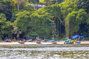 Kathu Bölgesi Phuket Eyaleti Tayland 13. Ekim 2025 'te, Patong Sahili Phuket Tayland' da mavi turkuaz su ve tropikal orman manzaralı sahilde uzun kuyruklu tekneler..