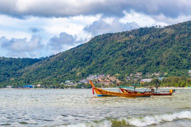 Kathu Bölgesi Phuket Eyaleti Tayland 13. Ekim 2025, Patong Sahili Phuket Adası Tayland Phuket Adası 'ndaki açık mavi turkuaz su ve deniz manzaralı sahilde uzun kuyruklu tekneler..
