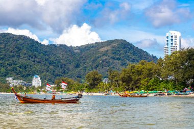 Kathu Bölgesi Phuket Eyaleti Tayland 13. Ekim 2025, Patong Sahili Phuket Adası Tayland Phuket Adası 'ndaki açık mavi turkuaz su ve deniz manzaralı sahilde uzun kuyruklu tekneler..