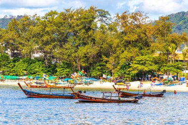 Kathu Bölgesi Phuket Eyaleti Tayland 13. Ekim 2025, Patong Sahili Phuket Adası Tayland Phuket Adası 'ndaki açık mavi turkuaz su ve deniz manzaralı sahilde uzun kuyruklu tekneler..