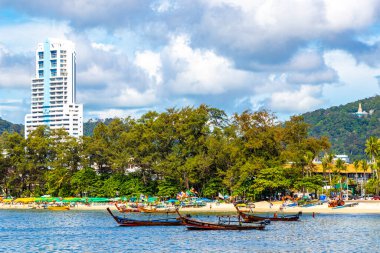 Kathu Bölgesi Phuket Eyaleti Tayland 13. Ekim 2025, Patong Sahili Phuket Adası Tayland Phuket Adası 'ndaki açık mavi turkuaz su ve deniz manzaralı sahilde uzun kuyruklu tekneler..
