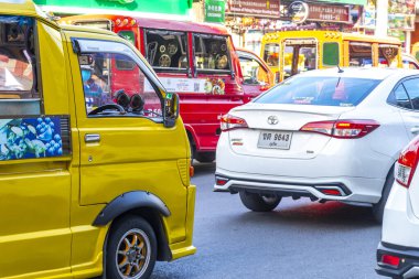 Kathu Phuket Tayland 13 numara. Ekim 2025 Sarı toplu taşıma aracı tuk tuk, Güneydoğu Asya 'da Patong Sahili Kathu Bölgesi Phuket Adası Güney Tayland' da kamyon taksisine bindi..