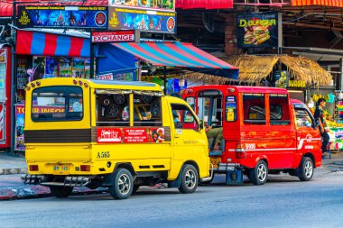 Kathu Phuket Tayland 13 numara. Ekim 2025 Kırmızı ve Sarı Toplu Taşımacılık Tuk, Güneydoğu Asya 'da Patong Sahili Kathu Bölgesi Phuket Adası Güney Tayland' da kamyon taksisine bindi..