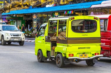 Kathu Phuket Tayland 13 numara. Ekim 2025 Yeşil toplu taşıma aracı tuk tuk kamyonet taksisine bindi Patong Beach Kathu Bölgesi Phuket Adası Güney Asya Tayland.