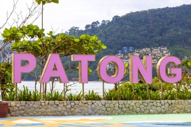 Kathu Bölgesi Phuket Adası, Tayland 17. Ekim Pembe Patong Plajı harfleri Phuket Adası 'nın güney Tayland sahilindeki şehir tabelasına hoş geldin diyor..