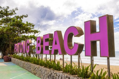 Kathu Bölgesi Phuket Adası, Tayland 17. Ekim Pembe Patong Plajı harfleri Phuket Adası 'nın güney Tayland sahilindeki şehir tabelasına hoş geldin diyor..