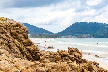 Kathu Bölgesi Phuket Eyaleti Tayland 17. Ekim 2025 Patong Beac Phuket Adası Tayland 'da turkuaz mavi su dalgaları ve kayalarla muhteşem plaj manzarası.