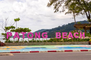 Kathu Bölgesi Phuket Adası, Tayland 17. Ekim Pembe Patong Plajı harfleri Phuket Adası 'nın güney Tayland sahilindeki şehir tabelasına hoş geldin diyor..
