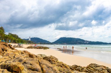 Kathu Bölgesi Phuket Eyaleti Tayland 17. Ekim 2025 Patong Beac Phuket Adası Tayland 'da turkuaz mavi su dalgaları ve kayalarla muhteşem plaj manzarası.