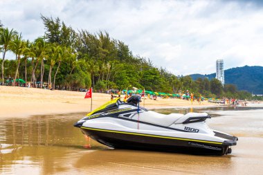 Kathu Phuket Tayland 17 numara. Ekim 2025 Güneydoğu Asya 'da Patong Sahili Kathu Bölgesi Phuket Adası Güney Tayland' da turistler için jet ski ve turkuaz mavi su.