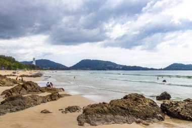 Kathu Bölgesi Phuket Eyaleti Tayland 17. Ekim 2025 Patong Beac Phuket Adası Tayland 'da turkuaz mavi su dalgaları ve kayalarla muhteşem plaj manzarası.