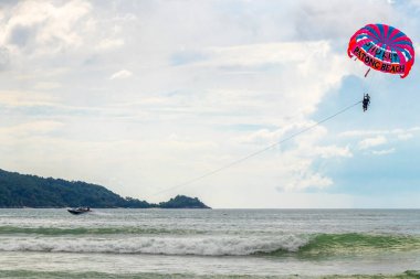 Kathu Phuket Tayland 17 numara. Ekim 2025 Patong Sahili Sahil Sahili Turizm ve parasailing Paraşüt Spor Aktivitesi Su Dalgaları ve Patong Phuket Tayland 'da bulutlar.