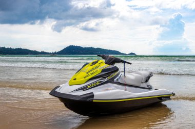 Kathu Phuket Tayland 17 numara. Ekim 2025 Güneydoğu Asya 'da Patong Sahili Kathu Bölgesi Phuket Adası Güney Tayland' da turistler için jet ski ve turkuaz mavi su.