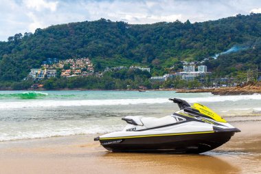 Kathu Phuket Tayland 17 numara. Ekim 2025 Güneydoğu Asya 'da Patong Sahili Kathu Bölgesi Phuket Adası Güney Tayland' da turistler için jet ski ve turkuaz mavi su.