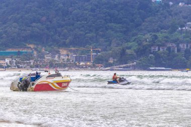 Kathu Phuket Tayland 17 numara. Ekim 2025 Hız teknesi turisti ve jet ski turkuvaz mavisi içinde Güneydoğu Asya 'daki Patong Sahili Phuket Adası Eyaleti Tayland sahilinde..