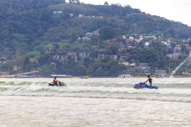 Kathu Phuket Tayland 17 numara. Ekim 2025 Güneydoğu Asya 'da Patong Sahili Kathu Bölgesi Phuket Adası Güney Tayland' da turistler için jet ski ve turkuaz mavi su.