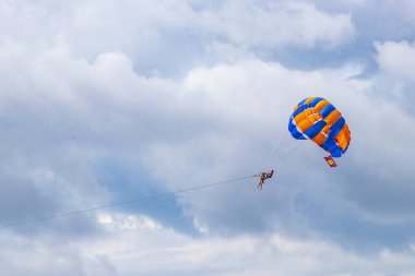 Kathu Phuket Tayland 17 numara. Ekim 2025 Patong Sahili Sahil Sahili Turizm ve parasailing Paraşüt Spor Aktivitesi Su Dalgaları ve Patong Phuket Tayland 'da bulutlar.