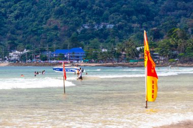 Kathu Phuket Tayland 17 numara. Ekim 2025 Patong Sahil Koyu 'nda kırmızı sarı uyarı işareti ile deniz kıyısı manzaralı turkuaz mavi dalgalı dağlar Patong Phuket Adası Tayland' da.