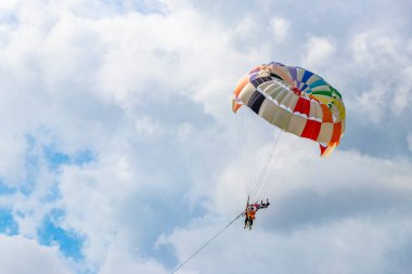 Kathu Phuket Tayland 17 numara. Ekim 2025 Patong Sahili Sahil Sahili Turizm ve parasailing Paraşüt Spor Aktivitesi Su Dalgaları ve Patong Phuket Tayland 'da bulutlar.