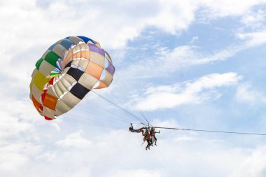 Kathu Phuket Tayland 17 numara. Ekim 2025 Patong Sahili Sahil Sahili Turizm ve parasailing Paraşüt Spor Aktivitesi Su Dalgaları ve Patong Phuket Tayland 'da bulutlar.