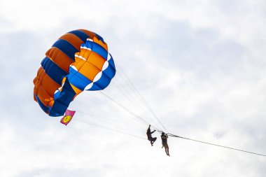 Kathu Phuket Tayland 17 numara. Ekim 2025 Patong Sahili Sahil Sahili Turizm ve parasailing Paraşüt Spor Aktivitesi Su Dalgaları ve Patong Phuket Tayland 'da bulutlar.