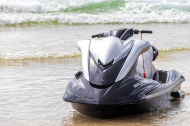 Kathu Phuket Tayland 17 numara. Ekim 2025 Güneydoğu Asya 'da Patong Sahili Kathu Bölgesi Phuket Adası Güney Tayland' da turistler için jet ski ve turkuaz mavi su.