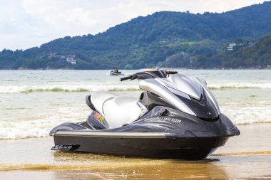 Kathu Phuket Tayland 17 numara. Ekim 2025 Güneydoğu Asya 'da Patong Sahili Kathu Bölgesi Phuket Adası Güney Tayland' da turistler için jet ski ve turkuaz mavi su.