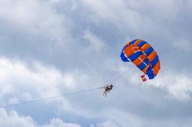Kathu Phuket Tayland 17 numara. Ekim 2025 Patong Sahili Sahil Sahili Turizm ve parasailing Paraşüt Spor Aktivitesi Su Dalgaları ve Patong Phuket Tayland 'da bulutlar.