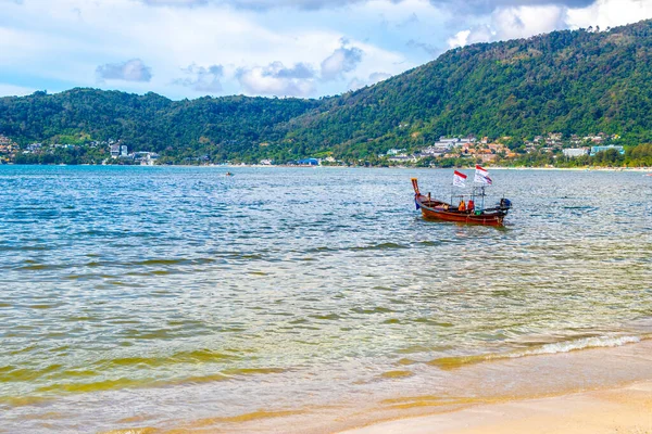 Kathu Bölgesi Phuket Eyaleti Tayland 13. Ekim 2025, Patong Sahili Phuket Adası Tayland Phuket Adası 'ndaki açık mavi turkuaz su ve deniz manzaralı sahilde uzun kuyruklu tekneler..