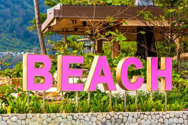 Kathu Bölgesi Phuket Adası, Tayland 17. Ekim Pembe Patong Plajı harfleri Phuket Adası 'nın güney Tayland sahilindeki şehir tabelasına hoş geldin diyor..