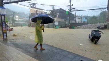 Kathu Bölgesi Phuket Adası, Tayland 23. Ekim 2025 'te şiddetli yağış yağış yağışı şiddetli muson yağmurları ve şehir sokaklarını sel basarken Patong Sahili Phuket Tayland' da tayfun başladı..