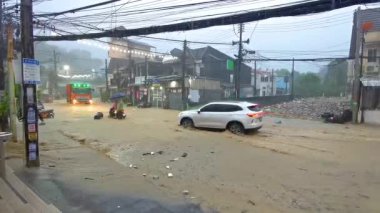 Kathu Bölgesi Phuket Adası, Tayland 23. Ekim 2025 Şiddetli yağış yağışlı muson yağmurları ve Patong Sahili Phuket Tayland 'da bir tayfun sırasında taşan şehir sokaklarında araba sürüşü.