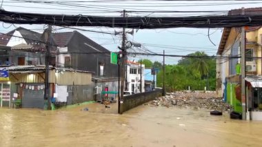 Kathu Bölgesi Phuket Adası, Tayland 23. Ekim 2025 Şiddetli yağış yağışlı muson yağmurları ve Patong Sahili Phuket Tayland 'da bir tayfun sırasında şehrin sokaklarını sel basıyor..