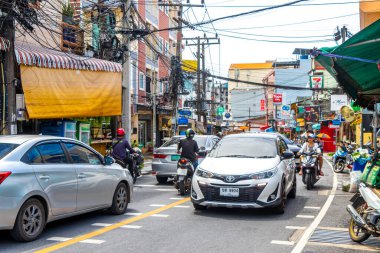 Kathu Phuket Tayland 10 numara. Ekim 2025 İnsanların arabalarıyla ünlü turist caddesi. Palmiye ağaçları. Patong Sahili Phuket Adası Tayland 'daki barlar ve restoranlar..
