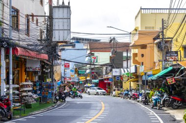 Kathu Phuket Tayland 10 numara. Ekim 2025 İnsanların arabalarıyla ünlü turist caddesi. Palmiye ağaçları. Patong Sahili Phuket Adası Tayland 'daki barlar ve restoranlar..