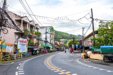 Kathu Phuket Tayland 08. Ekim 2025 Güneydoğu Asya 'da Patong Sahili' nde evleri olan yerel sokak yolu Kathu Bölgesi Phuket Adası Eyaleti Güney Tayland.