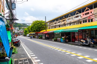 Kathu Phuket Tayland 10 numara. Ekim 2025 Güneydoğu Asya 'da Patong Sahili' nde evleri olan yerel sokak yolu Kathu Bölgesi Phuket Adası Eyaleti Güney Tayland.