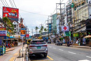 Kathu Phuket Tayland 10 numara. Ekim 2025 Patong yürüyüş caddesi bina restoranları barlar insanlar Patong Plajı 'nda turizm ve parti Kathu Phuket Adası Tayland.