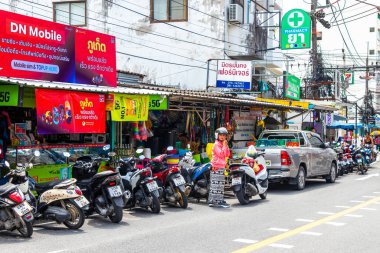Kathu Phuket Tayland 10 numara. Ekim 2025 Patong yürüyüş caddesi bina restoranları barlar insanlar Patong Plajı 'nda turizm ve parti Kathu Phuket Adası Tayland.